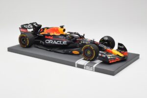 Red Bull RB18 Oracle #1 M. Verstappen Abu Dhabi GP 2022 Winner Minichamps 1:18 113222201 Hartsi — kuva 4 / 7