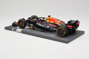 Red Bull RB18 Oracle #1 M. Verstappen Abu Dhabi GP 2022 Winner Minichamps 1:18 113222201 Hartsi — kuva 5 / 7