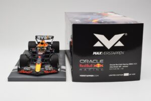 Red Bull RB18 Oracle #1 M. Verstappen Abu Dhabi GP 2022 Winner Minichamps 1:18 113222201 Hartsi — kuva 6 / 7