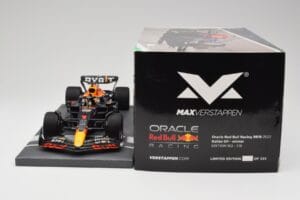 Red Bull RB18 Oracle #1 M. Verstappen Italian GP 2022 Winner Minichamps 1:18 113221601 Hartsi — kuva 6 / 7