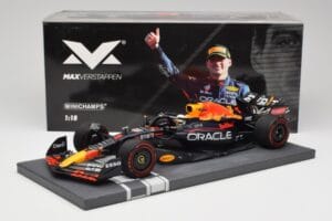 Red Bull RB18 Oracle #1 M. Verstappen Italian GP 2022 Winner Minichamps 1:18 113221601 Hartsi — kuva 7 / 7
