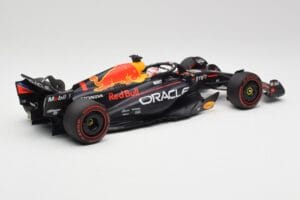 Red Bull RB19 #1 M. Verstappen Qatar Sprint Race 2nd WC 2023 Minichamps 1:18 110231801 Metalli — kuva 2 / 6