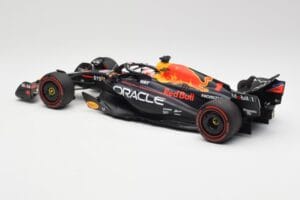 Red Bull RB19 #1 M. Verstappen Qatar Sprint Race 2nd WC 2023 Minichamps 1:18 110231801 Metalli — kuva 5 / 6