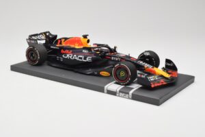 Red Bull RB19 Oracle #1 M. Verstappen Bahrain GP 2023 Winner Minichamps 1:18 113230201 Hartsi — kuva 4 / 7