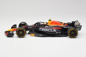 Red Bull RB19 #11 S. Perez Italian GP 2nd 2023 Minichamps 1:18 110231511 Metalli — kuva 3 / 6