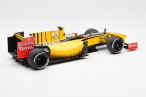 Renault F1 Team R30 #11 V. Petrov Showcar F1 2010 Minichamps 1:18 150100082 Metalli — kuva 2 / 6