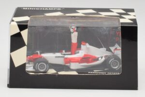 Toyota TF105 #16 J. Trulli Malaysia GP Podium 2005 Minichamps 1:43 400050116 Metalli — kuva 4 / 4
