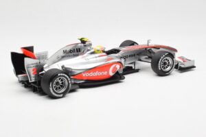 Vodafone McLaren Mercedes MP4-25 #3 L. Hamilton F1 Showcar 2010 Minichamps 1:18 530101872 Metalli — kuva 2 / 6