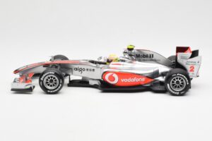 Vodafone McLaren Mercedes MP4-25 #3 L. Hamilton F1 Showcar 2010 Minichamps 1:18 530101872 Metalli — kuva 3 / 6