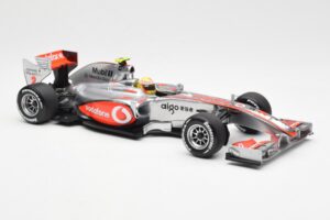 Vodafone McLaren Mercedes MP4-25 #3 L. Hamilton F1 Showcar 2010 Minichamps 1:18 530101872 Metalli — kuva 4 / 6