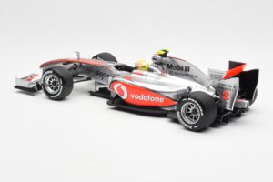 Vodafone McLaren Mercedes MP4-25 #3 L. Hamilton F1 Showcar 2010 Minichamps 1:18 530101872 Metalli — kuva 5 / 6