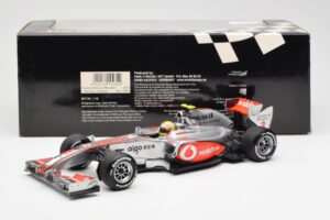 Vodafone McLaren Mercedes MP4-25 #3 L. Hamilton F1 Showcar 2010 Minichamps 1:18 530101872 Metalli — kuva 6 / 6