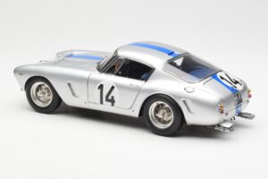 Ferrari 250 GT SWB #14 P. Noblet / J. Guichet Team Noblet 3rd Place 24 Hours of Le Mans 1961 CMC 1:18 M-079 Metalli — kuva 5 / 6