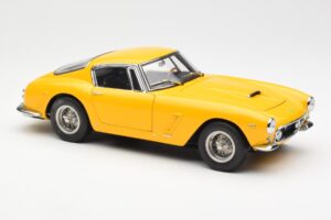 Ferrari 250 GT SWB Keltainen CMC 1:18 M-054 Metalli — kuva 4 / 6