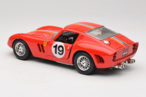 Ferrari 250 GTO #19 Punainen Raidat 1962 Bburago 1:18 3011-P3 Metalli — kuva 7 / 8