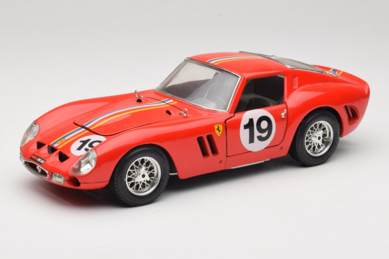 Ferrari 250 GTO #19 Punainen Raidat 1962 Bburago 1:18 3011-P3 Metalli