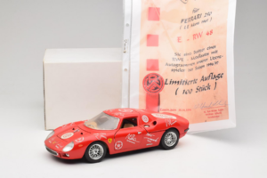 Ferrari 250 LM Punainen Valkoinen Essen Autographs Rajoitettu Painos Bburago 1:18 3033-P4 Metalli — kuva 8 / 8