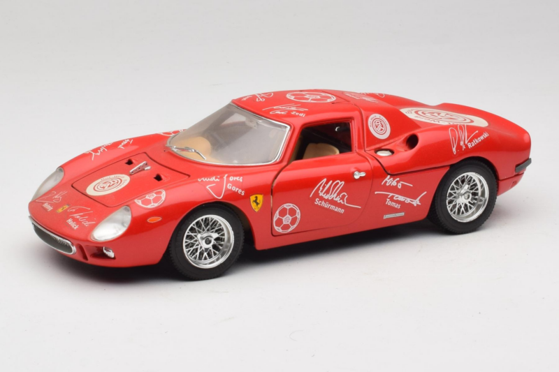Ferrari 250 LM Punainen Valkoinen Essen Autographs Rajoitettu Painos Bburago 1:18 3033-P4 Metalli