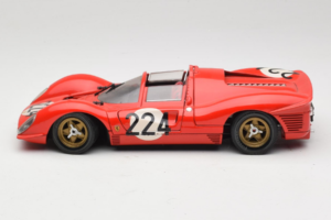 Ferrari 330 P4 #224 Punainen 1967 Revell 1:18 48825-P2 Metalli — kuva 4 / 7