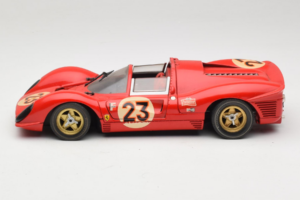Ferrari 330 P4 #23 L. Bandini / C. Amon 24 Hours of Daytona Winner 1967 Revell 1:18 48833 Metalli — kuva 4 / 8