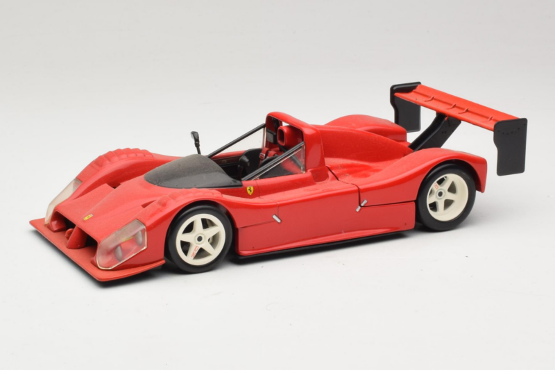 Ferrari 333 SP Punainen Valkoisilla Vanteilla Hot Wheels 1:18 29230 Metalli