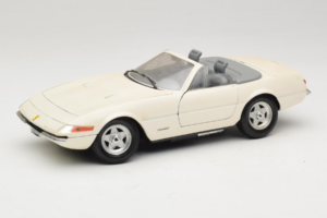 Ferrari 365 GTS/4 Spider Valkoinen Techno Giodi 1:18 40028 Metalli