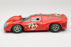 Ferrari 412P #23 W. Mairesse / J. Beurlys Le Mans 1967 Punainen Revell 1:18 48826 Metalli — kuva 4 / 8
