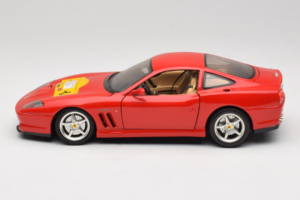 Ferrari 550 Maranello 22 Jahre Ferrari Model Club Punainen Bburago 1:18 3064-P2 Metalli — kuva 4 / 8