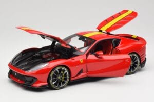 Ferrari 812 Competizione Rosso Corsa Keltaisilla Raidoilla Bburago 1:18 18-16915 Metalli — kuva 2 / 8