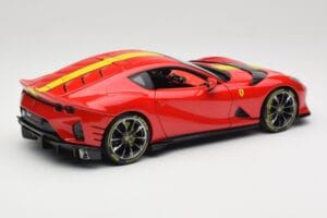 Ferrari 812 Competizione Rosso Corsa Keltaisilla Raidoilla Bburago 1:18 18-16915 Metalli — kuva 3 / 8