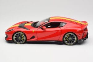 Ferrari 812 Competizione Rosso Corsa Keltaisilla Raidoilla Bburago 1:18 18-16915 Metalli — kuva 4 / 8