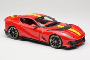Ferrari 812 Competizione Rosso Corsa Keltaisilla Raidoilla Bburago 1:18 18-16915 Metalli — kuva 6 / 8
