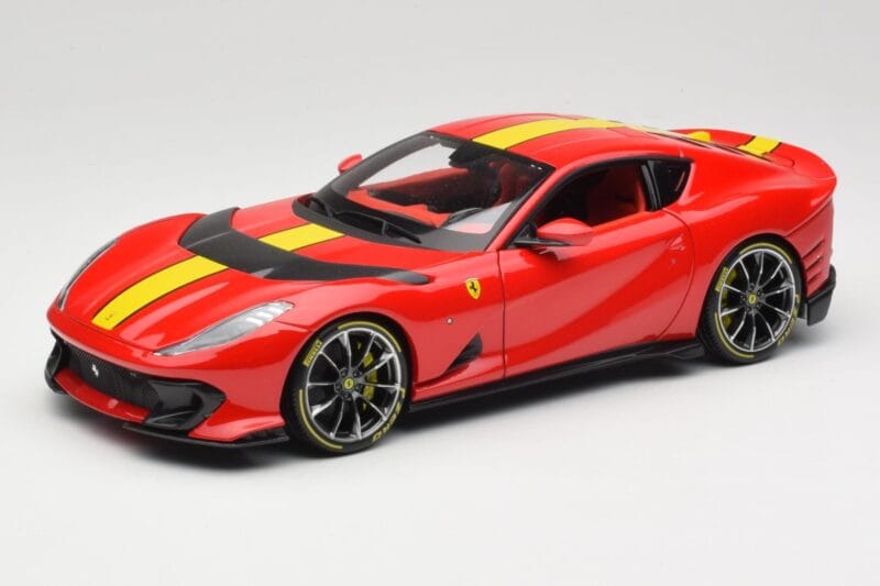 Ferrari 812 Competizione Rosso Corsa Keltaisilla Raidoilla Bburago 1:18 18-16915 Metalli