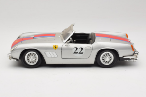 Ferrari California #22 Hopea Punainen Raita 1966 Tonka 1:18 01109-S2 Metalli — kuva 4 / 8