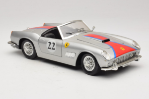 Ferrari California #22 Hopea Punainen Raita 1966 Tonka 1:18 01109-S2 Metalli — kuva 6 / 8