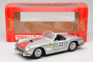 Ferrari California #22 Hopea Punainen Raita 1966 Tonka 1:18 01109-S2 Metalli — kuva 8 / 8