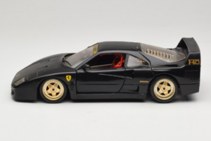 Ferrari F40 Musta Kultaisilla Pyörillä Bburago 1:18 3032-B2 Metalli — kuva 4 / 8