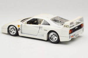 Ferrari F40 Valkoinen Bburago 1:18 3332-W4 Metalli — kuva 7 / 8