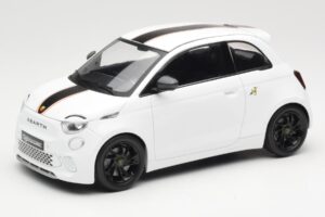 Abarth 500e Valkoinen IXO 1:18 MCG18497 Metalli