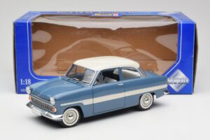 Ford Taunus 12M P2 Sininen Raidat Revell 1:18 08880-M1 Metalli — kuva 8 / 8