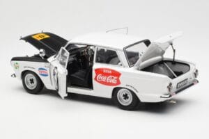 Ford Cortina Mk1 #3 P. Hughes / B. Young African Safari Rally 1964 AUTOart 1:18 86428 Metalli — kuva 5 / 8