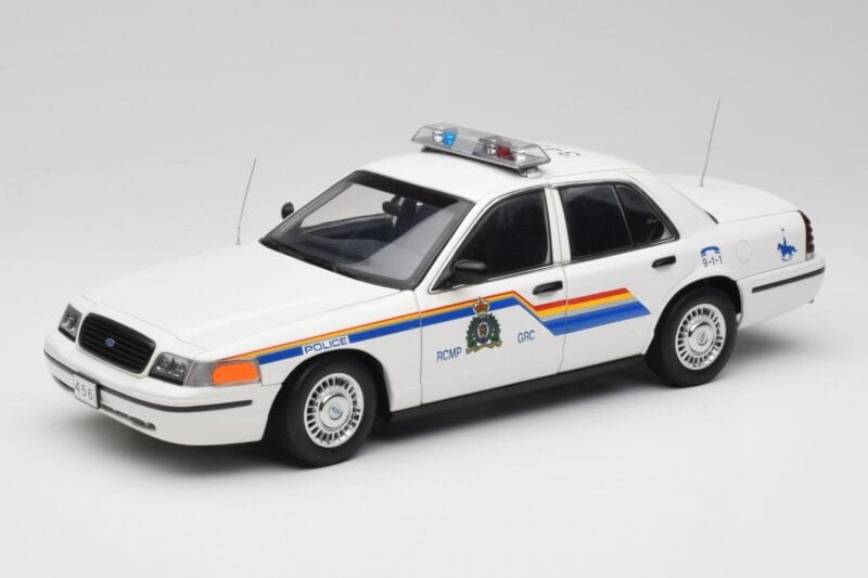 Ford Crown Victoria RCMP Police Car AUTOart 1:18 72706 Metalli