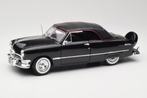 Ford Deluxe Avoauto Musta Maisto 1:18 31681 Metalli
