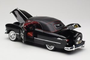 Ford Deluxe Avoauto Musta Maisto 1:18 31681 Metalli — kuva 5 / 8
