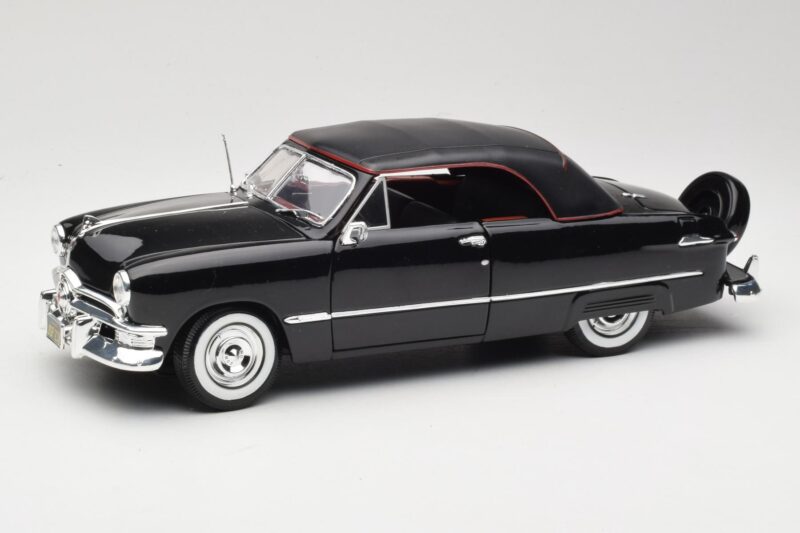 Ford Deluxe Avoauto Musta Maisto 1:18 31681 Metalli