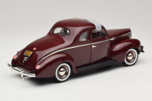 Ford Deluxe Coupe Tummanpunainen ERTL 1:18 7936 Metalli — kuva 3 / 7