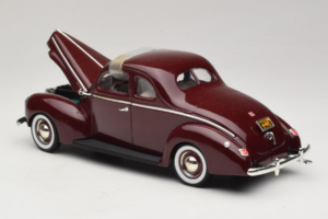Ford Deluxe Coupe Tummanpunainen ERTL 1:18 7936 Metalli — kuva 5 / 7