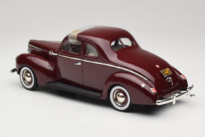 Ford Deluxe Coupe Tummanpunainen ERTL 1:18 7936 Metalli — kuva 6 / 7