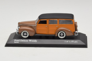 Ford DeLuxe Woody Station Wagon Ruskea Minichamps 1:43 400082111 Metalli