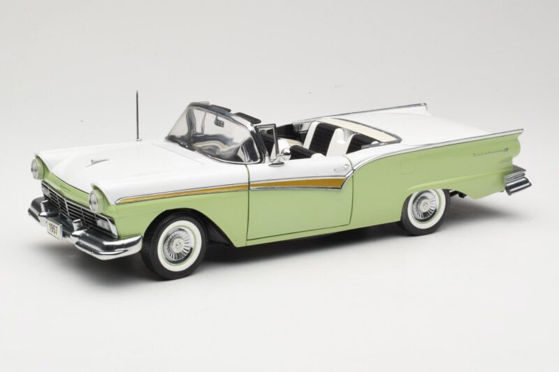 Ford Fairlane Skyliner Vihreä & Valkoinen Sun Star 1:18 FORD003 Metalli